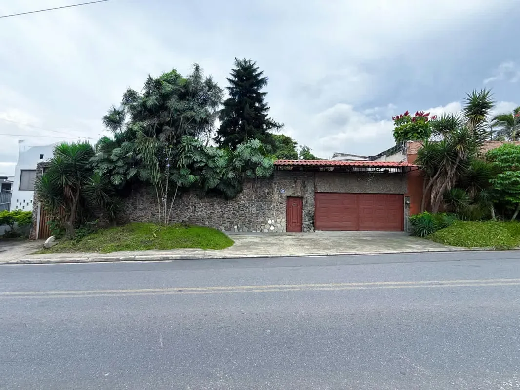 Casa Estilo Europeo con Loft Moderno en San Rafael de Escazú