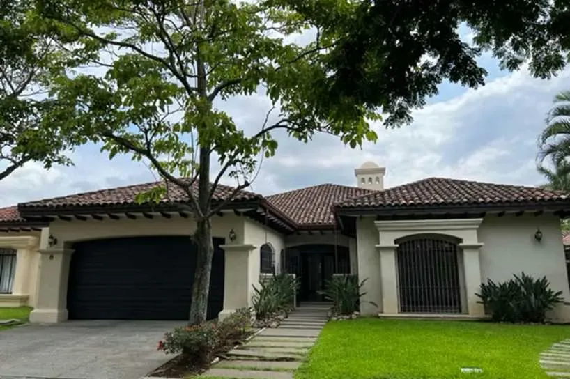 Venta de Casa en  Lindora -  Santa Ana,