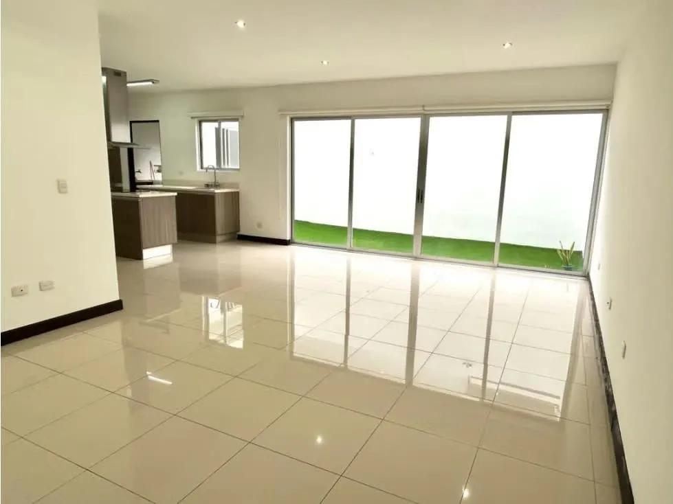 Condominio Lusso. Santa Ana. Ubicación, lujo y confort