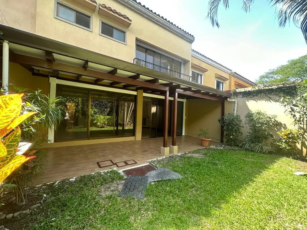 VENTA PARA INVERSIÓN DE CASA EN SANTA ANA DE TRES HABITACIONES