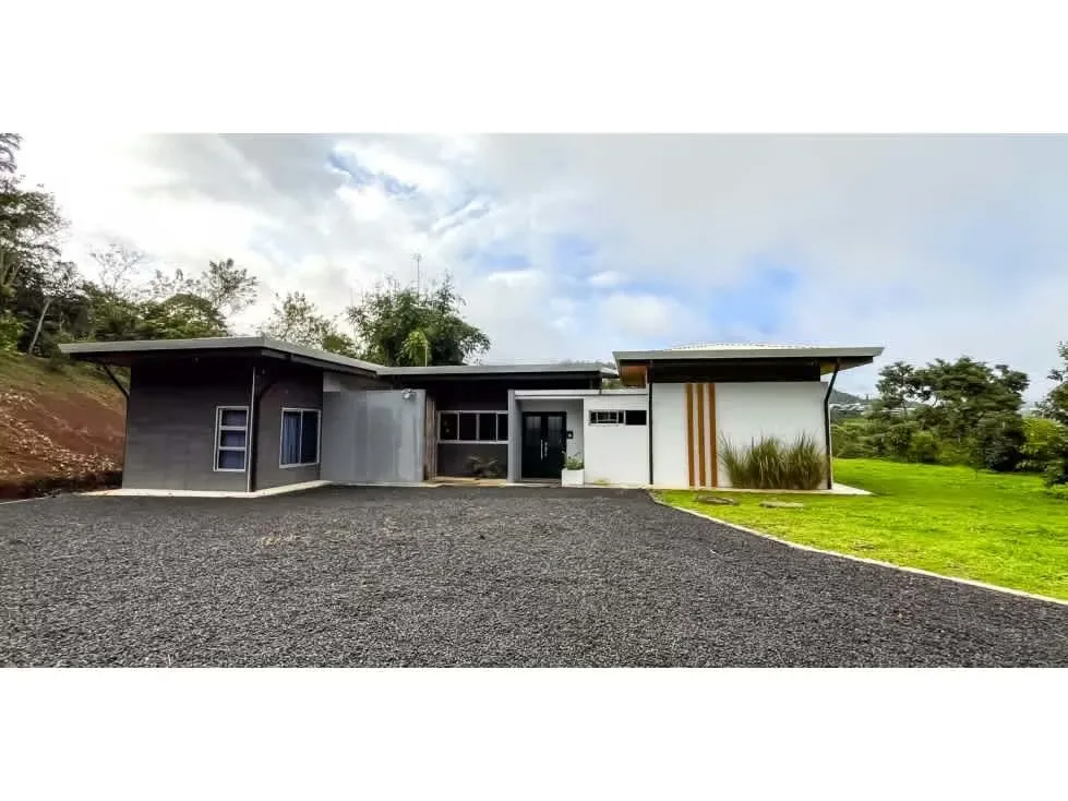 Casa moderna en comunidad privada en Turrialba
