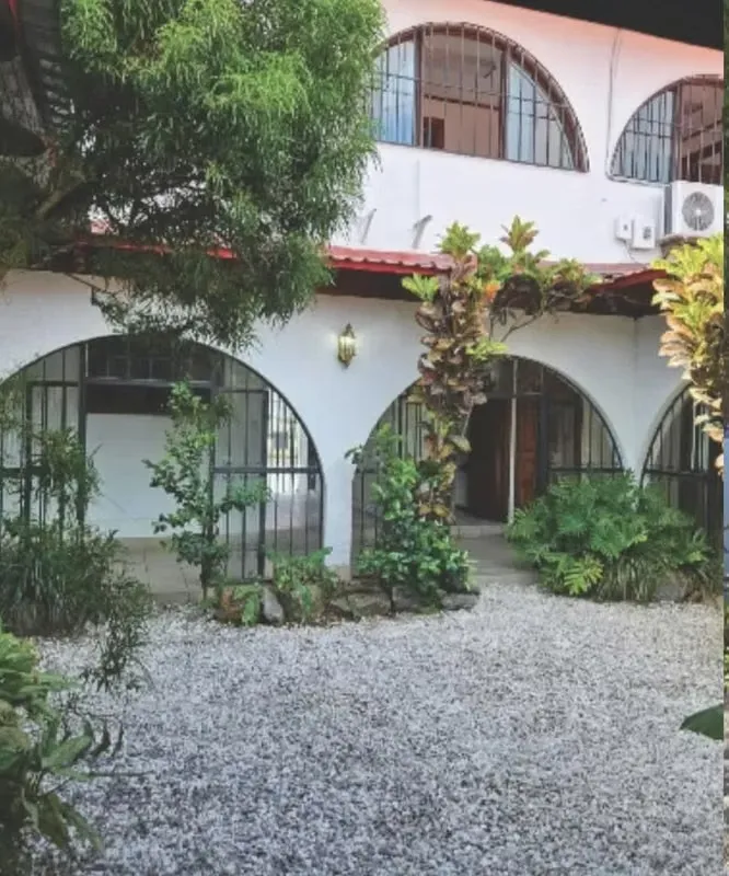 HERMOSA CASA EN ROHRMOSER  IDEAL PARA RESTAURANTE, COMERCIO U OFICINAS