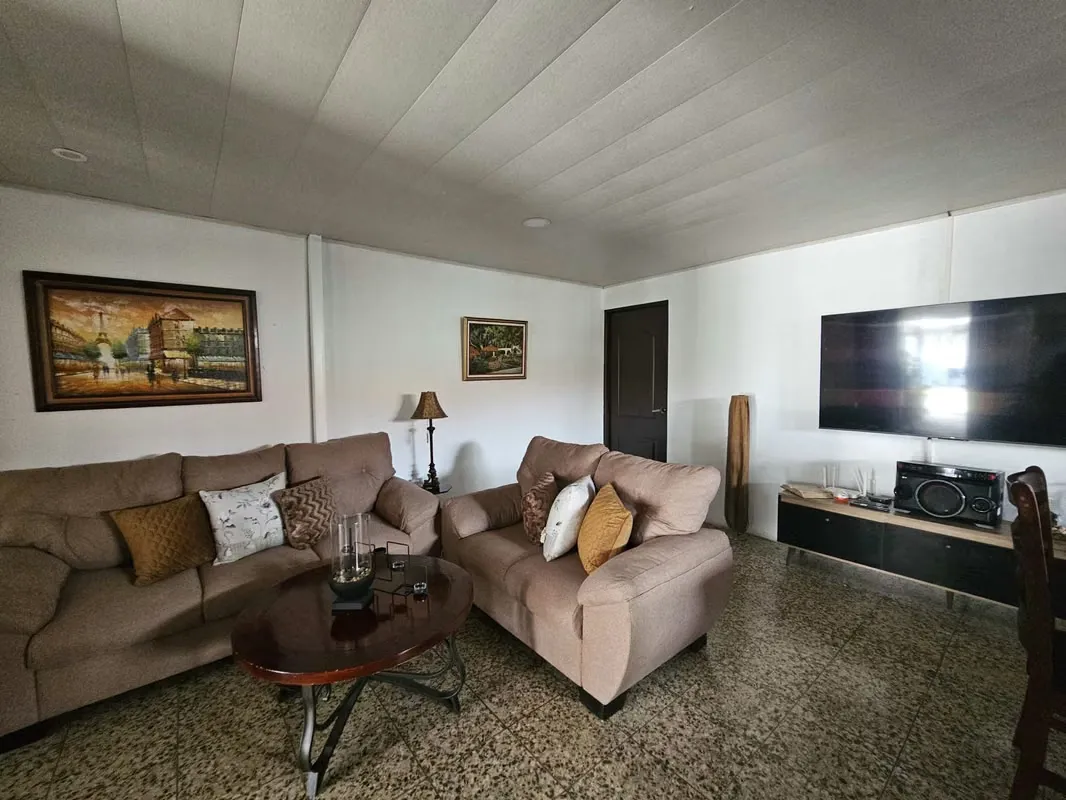 MA Asesorías Vende Hermosa Casa de una planta y además 2 apartamentos en un lugar de excelente ...