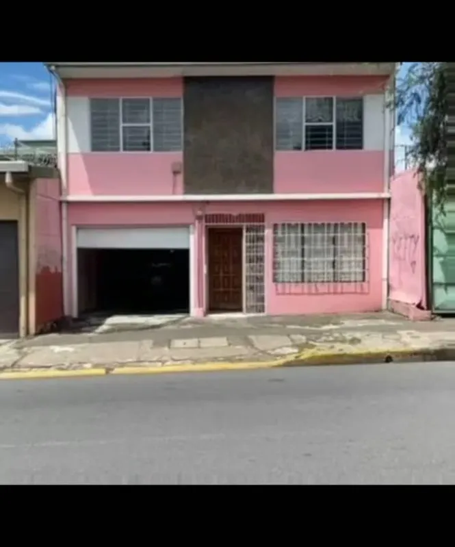 Ideal para emprender o para convertirlo en tu hogar soñado. Esta propiedad cuenta con acceso tanto por calle como por avenida, ...