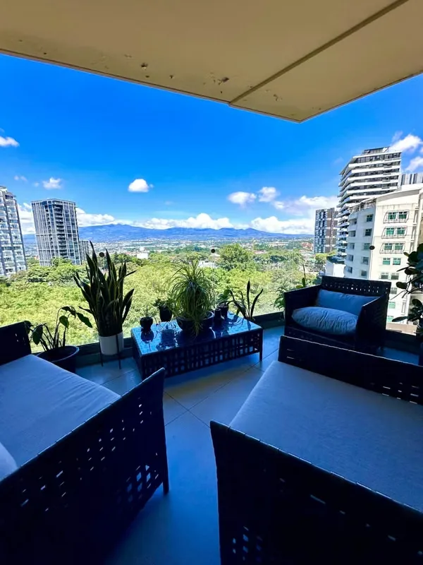 Una oportunidad única para vivir con estilo en una de las torres más exclusivas de Rohrmoser, ...