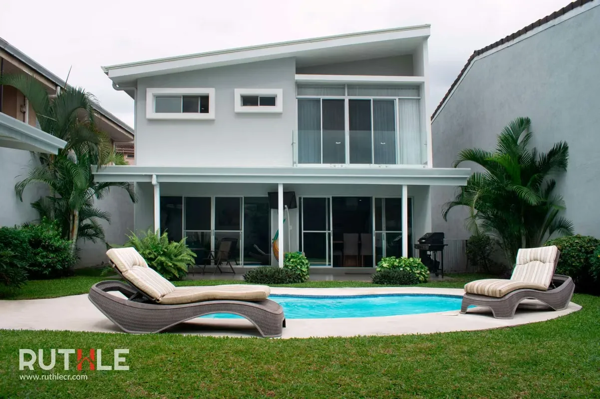 Venta de Casa con Piscina Privada en Escazú – San José