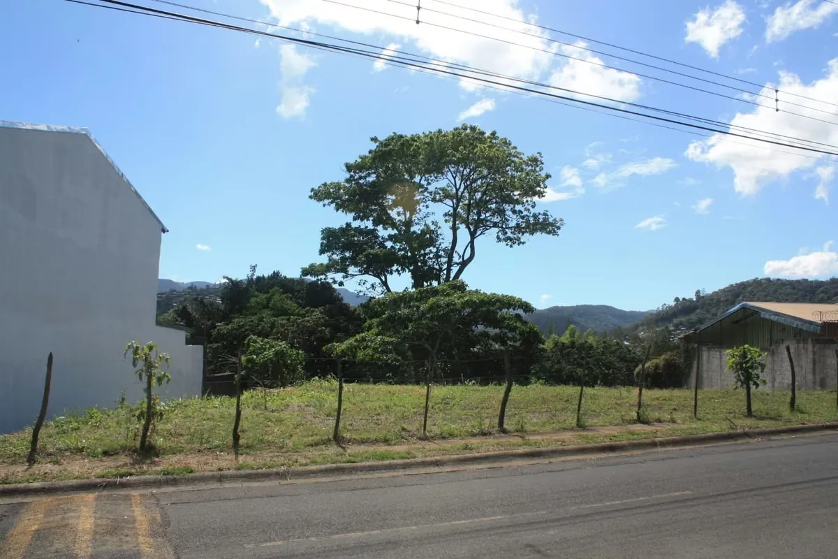 Venta de Lote en Lomas de Ayarco, Curridabat.