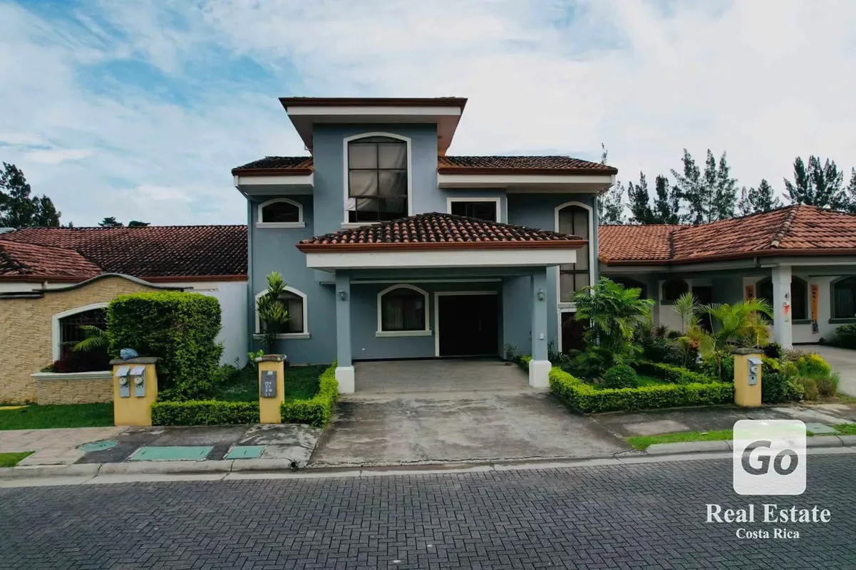 Venta de Casa en Cond. Vistas del Irazú, San Isidro, Cartago