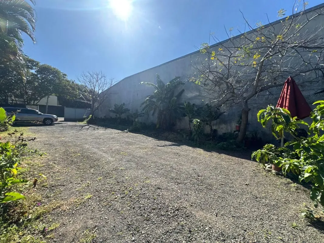 Oportunidad única de adquirir un terreno con excelente ubicación y alto potencial comercial o residencial, ...
