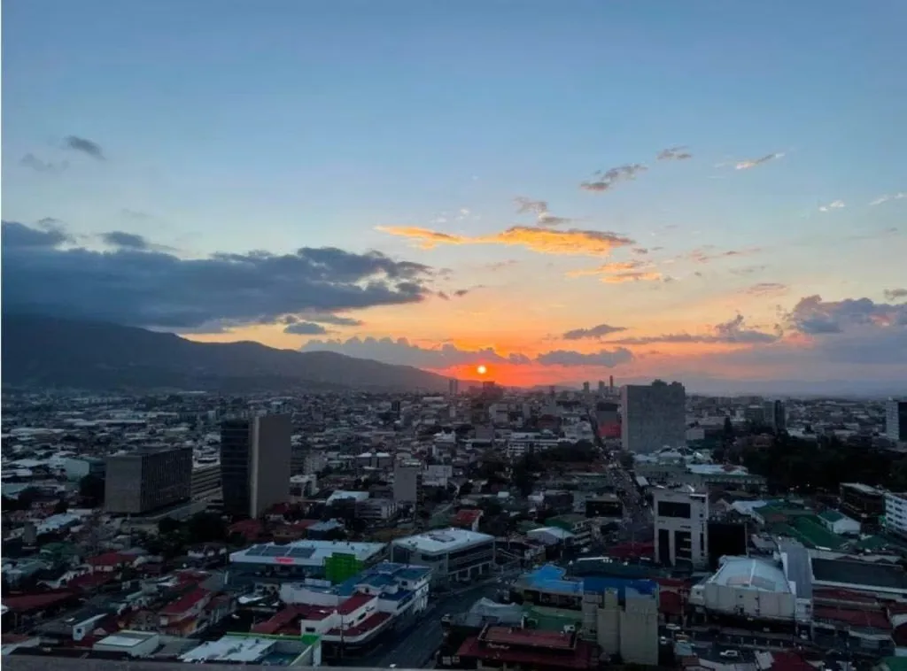 SE ALQUILA apartamento totalmente amueblado en Urban Escalante.