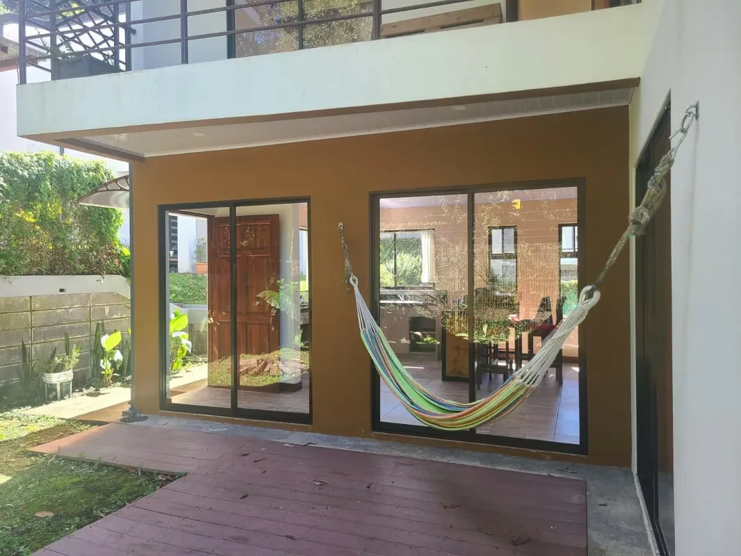 Te presentamos esta acogedora casa semiamueblada de 110 m² de construcción, una joya escondida en las montañas de San Rafael de Montes de Oca, a 2 km del Parque del Este. ...