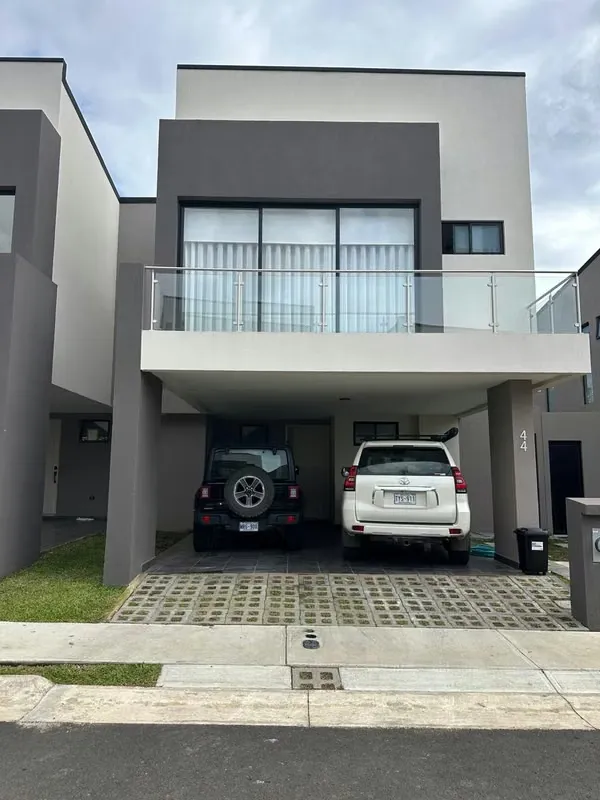 Viva en una de las zonas más exclusivas, seguras y convenientes del oeste de San José. Esta hermosa casa en ...