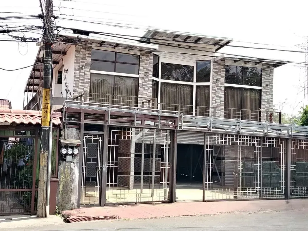 Casa en segunda planta con local comercial o bodegas en el primer nivel