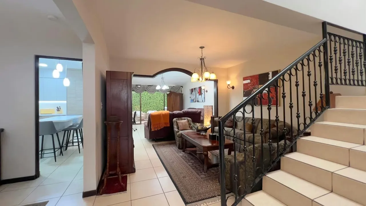 Venta de Casa con acabados modernos en Curridabat, Lomas de Ayarco Sur