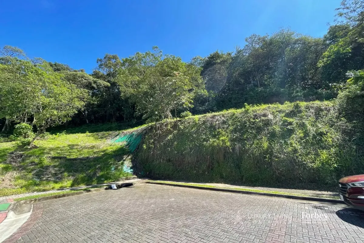 21203 - Lote esquinero condominio Cerro Real