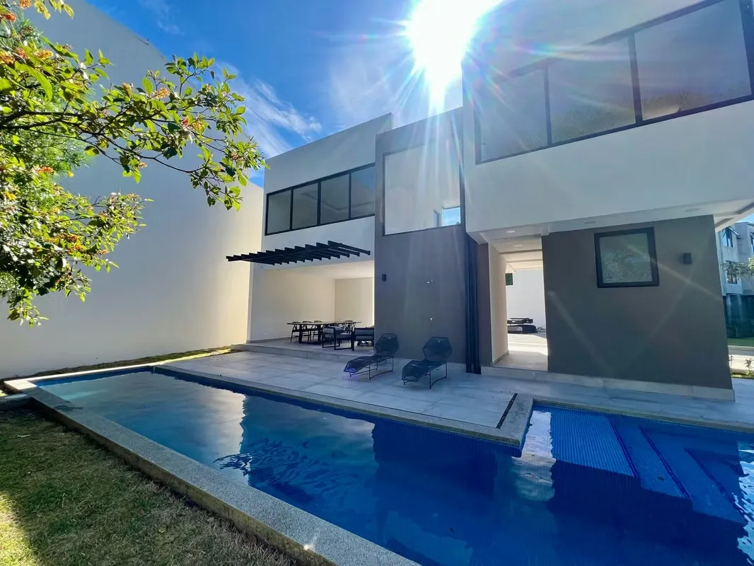 This marvelous modern project is located in a highly private area in Pozos, situated on a cul-de-sac, very close to shops, office centers, restaurants, medical centers, and ...
