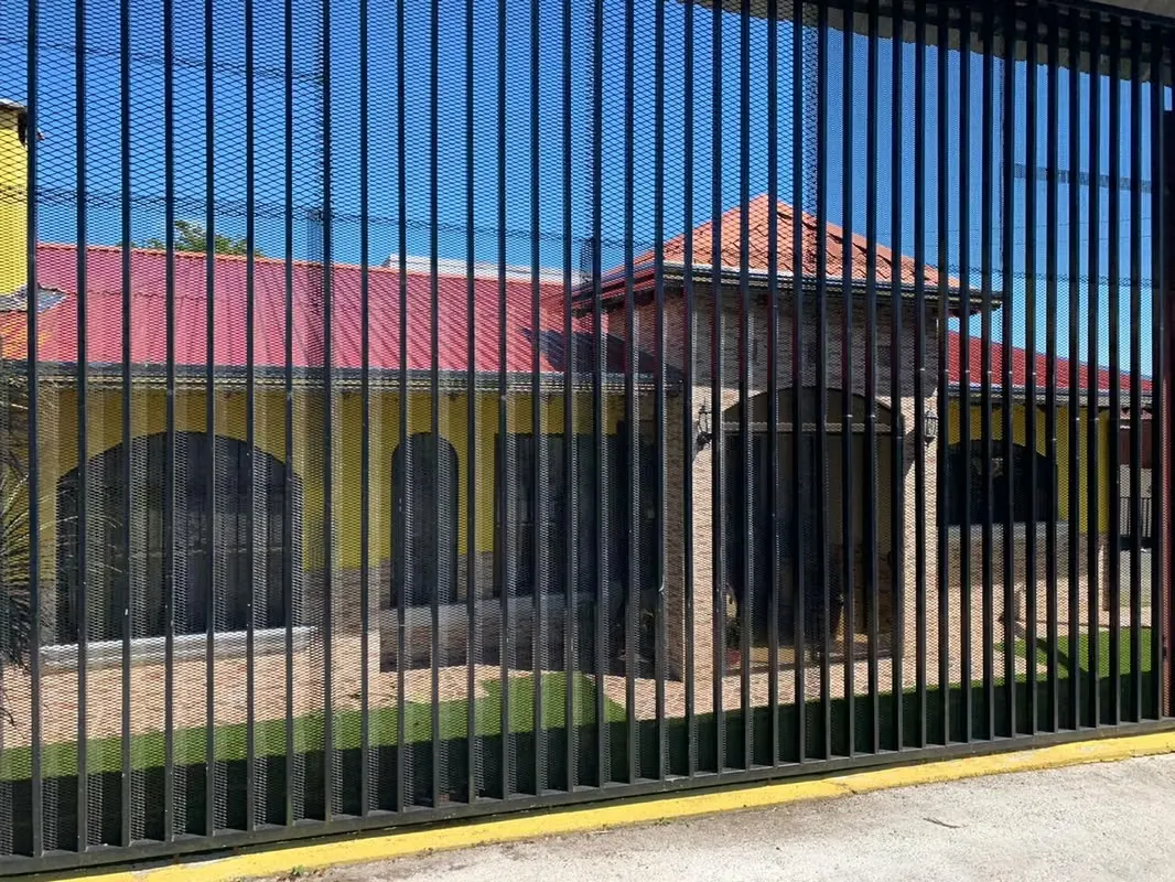 Casa ubicada cerca de escuelas, colegios, supermercados y más.