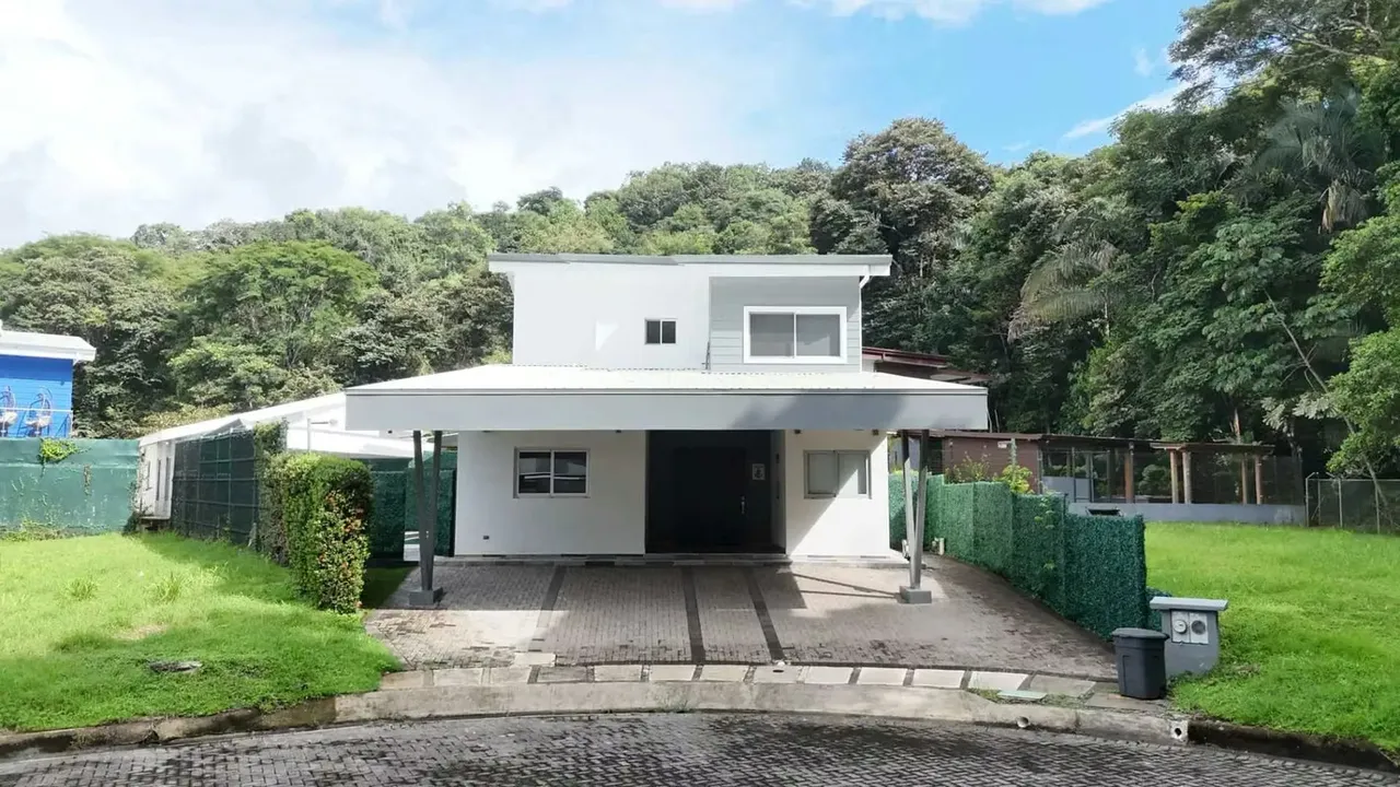 Preciosa Villa con piscina en El Residencial Bambu, Puntaleona