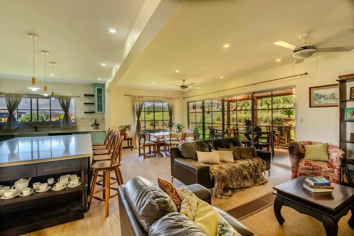 Casa en venta en La Guácima | Moderna, 4 habitaciones, lote amplio – US$390.000