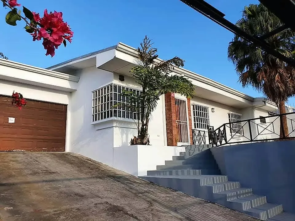 VENTA DE CASA CON LOTE GRANDE, CERCA DEL I.N.S.