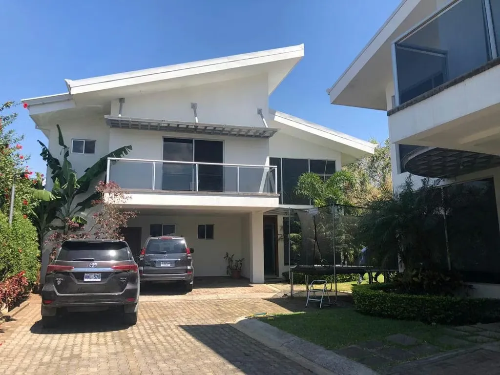 Hermosa y moderna casa en alquiler, ubicada en Santa Ana, Pozos, a pocos minutos del Hospital ...