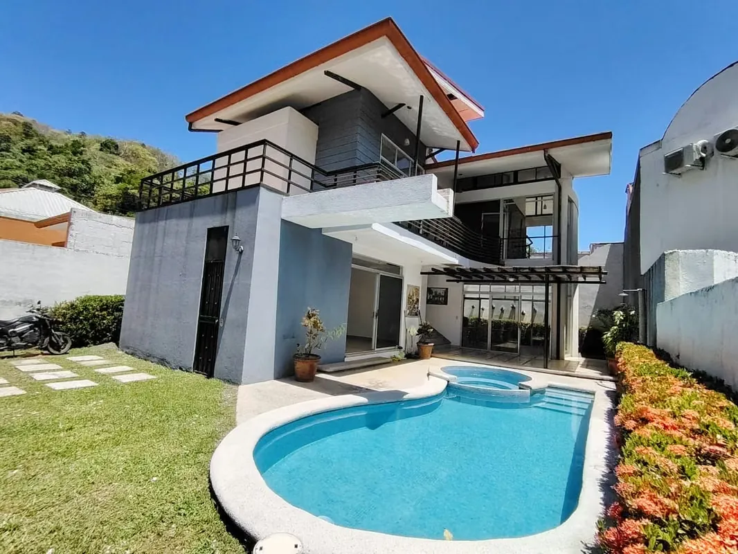 EN VENTA -  HERMOSA Y AMPLIA CASA EN PUNTA LEONA