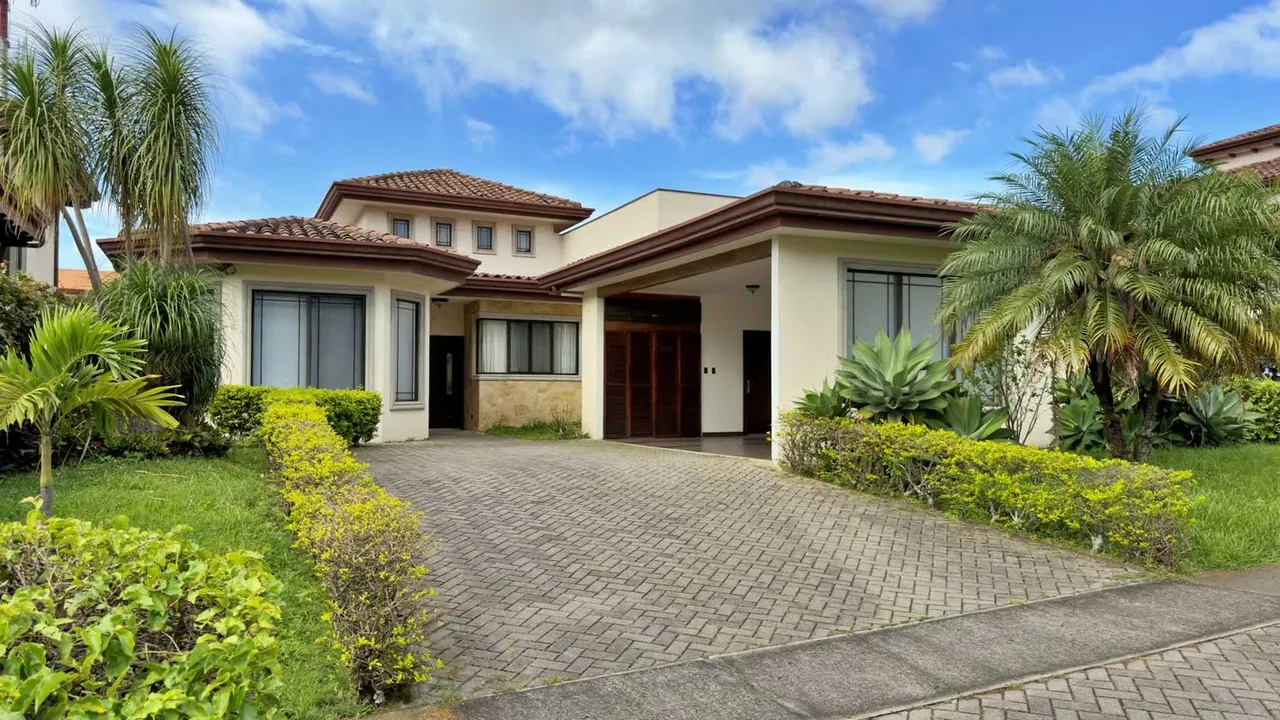 Venta casa elegante de 1 planta con gran jardín, Santo Domingo. (FE)