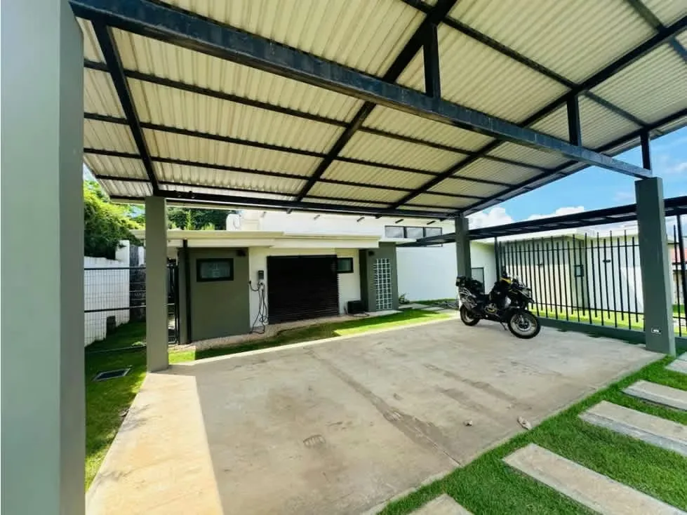 Alquiler de casa de una planta con piscina en La Guácima Alajuela