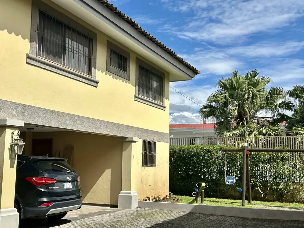 House for Sale in Trejos Montealegre – Prime Location & Spacious Layout
