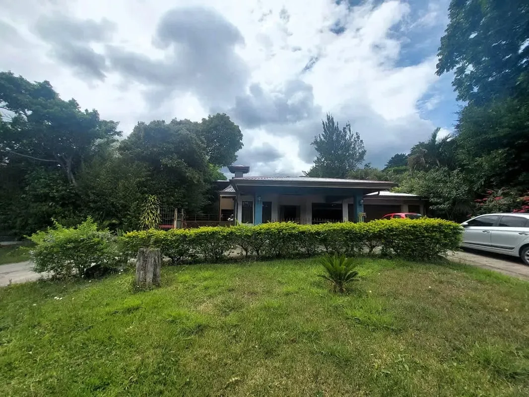 Venta de casa en Angeles San Rafael Heredia en lote de 1993 m2