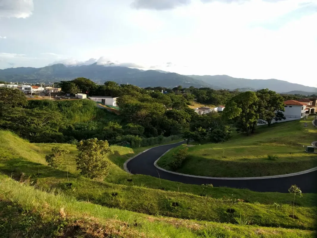 Located in one of Heredia's fastest-growing commercial and residential areas. The perfect combination for a comfortable and peaceful life in an exclusive ...