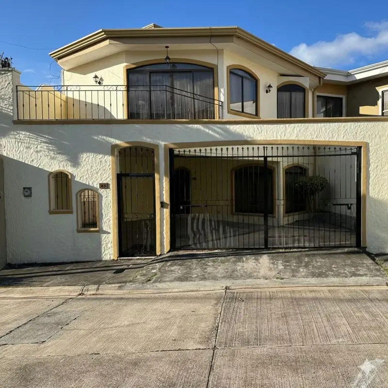 SE VENDE PRECIOSA CASA EN RESIDENCIAL LA AMADA, SAN PABLO DE HEREDIA-PRECIO DE OPORTUNIDAD
