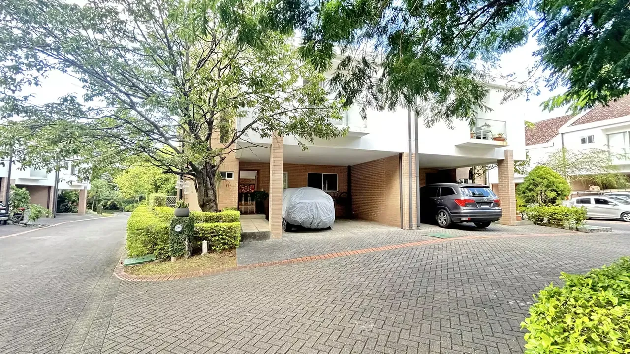 Casa en venta en Condominio en Santa Ana Centro.