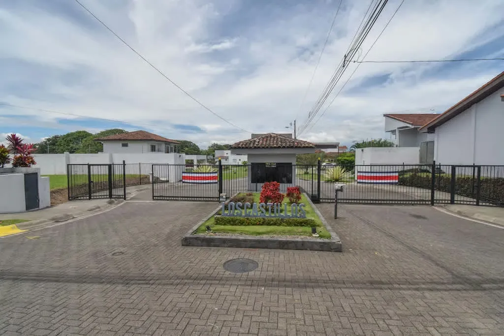TERRENO EN VENTA EN LA GUACIMA EN CONDOMINIO LOS CASTILLOS