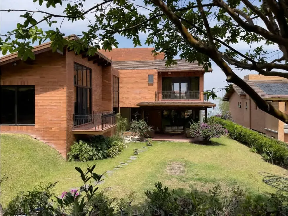 Esta magnífica propiedad de lujo está ubicada en uno de los mejores condominios de Escazú. Con un diseño de ladrillo y exquisitos ...