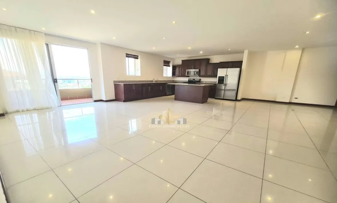 Apartamento con linda vista en excelente Condominio en Escazú