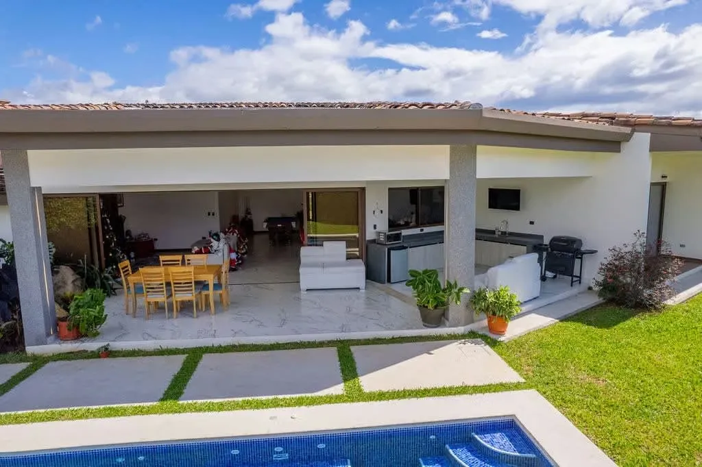 Maravillosa Casa de Un Nivel en Hacienda Los Reyes, Guácima