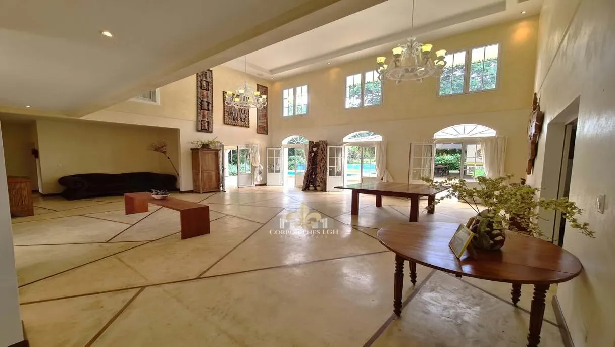 Es un hermoso condominio Residencial privado con uso de suelo mixto, que consta de una construcción con casa principal muy hermosa totalmente independiente ...