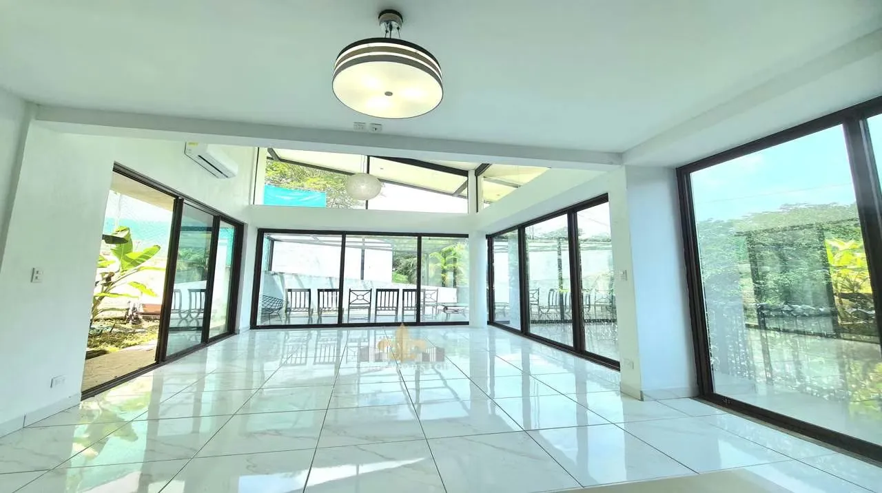 Casa en venta estilo minimalista, moderna en condominio en Coyolar de Orotina Alajuela