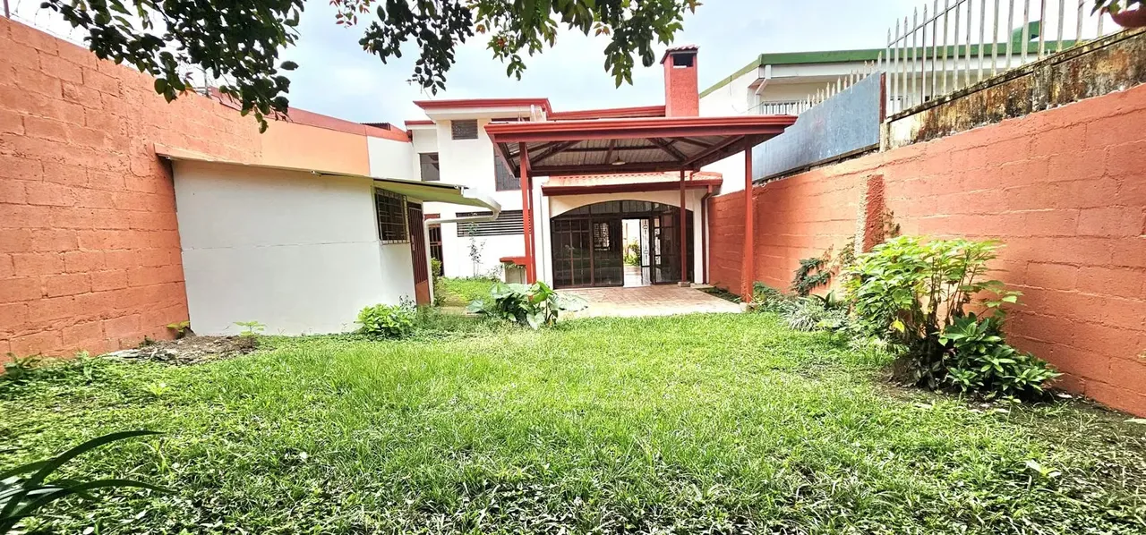 House for sale in Guadalupe with a large green area