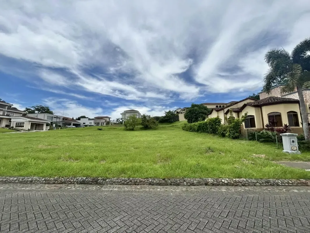 CONSTRUYA LA CASA DE SUS SUEÑOS,VENTA LOTE EN CONDOMINIO, AREA 719M2