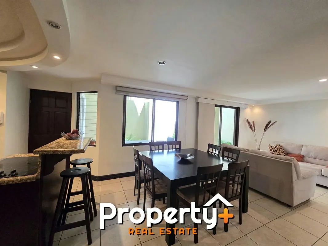 Hermosa casa ubicada en un condominio privado de únicamente 3 unidades, en un barrio tranquilo, seguro y muy agradable. Su ubicación ...