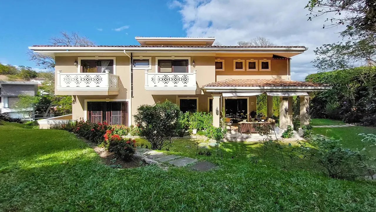 Venta de casa de lujo en Cerro Real, Escazú (FB)