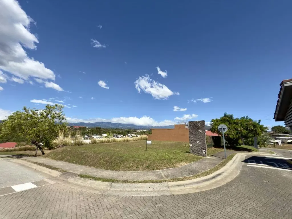 Lote esquinero 511 m², plano y con vista en Condominio Montezuma, Grecia