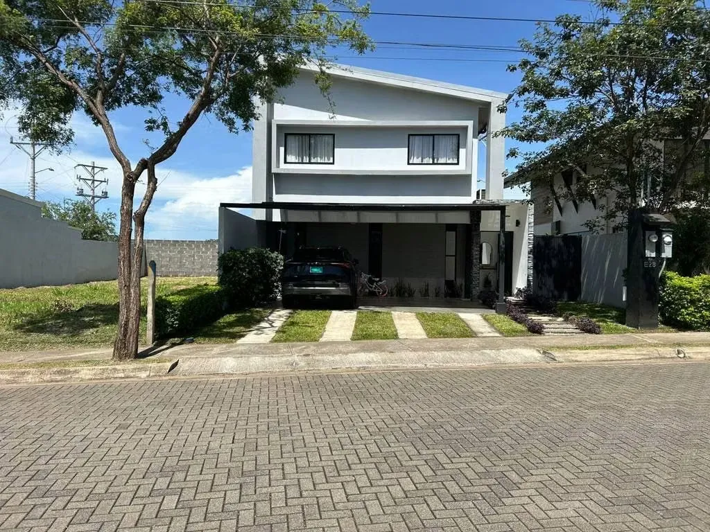 Casa de 3 habitaciones con terraza en Condominio Montezuma, Grecia