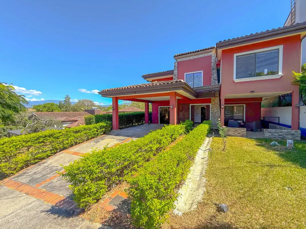 Casa con suite independiente en venta . Condominio. La Guacima