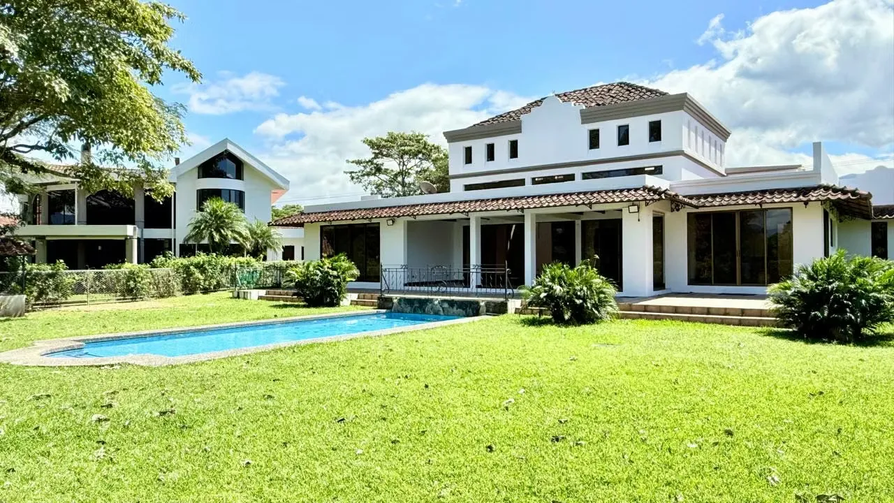 Descubra esta impresionante residencia ubicada en uno de los condominios más prestigiosos de Santa Ana. ...