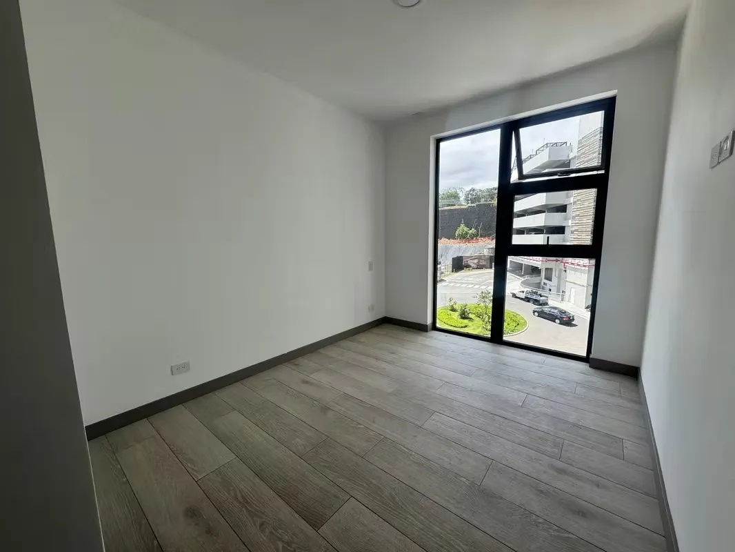 APARTMENT RENTAL IN THE SAVANNAH IN CONDO WITH PARKING WITH WHITE LINE OR NOTHING