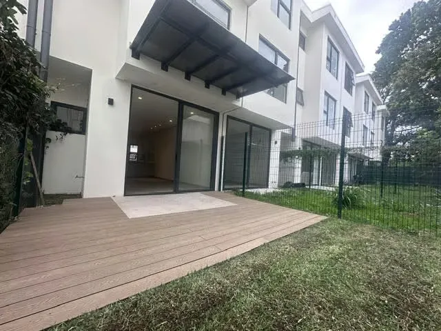 Viva con comodidad, seguridad y excelente ubicación en esta hermosa casa de dos niveles, ...