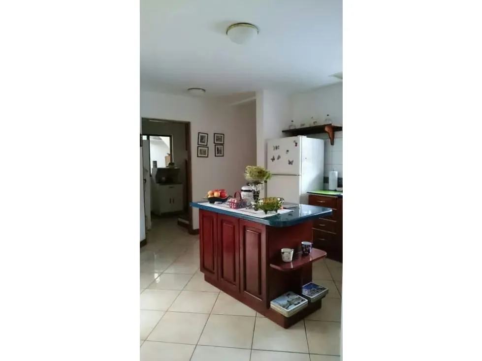 Esta hermosa casa ubicada en el exclusivo y prestigioso cantón de Escazú en San José, es una oportunidad única para aquellos que buscan un hogar espacioso y confortable en una ...